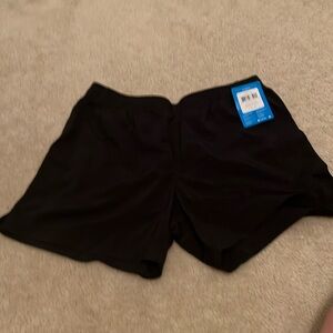 NWT Women’s Columbia medium 5 inch court short